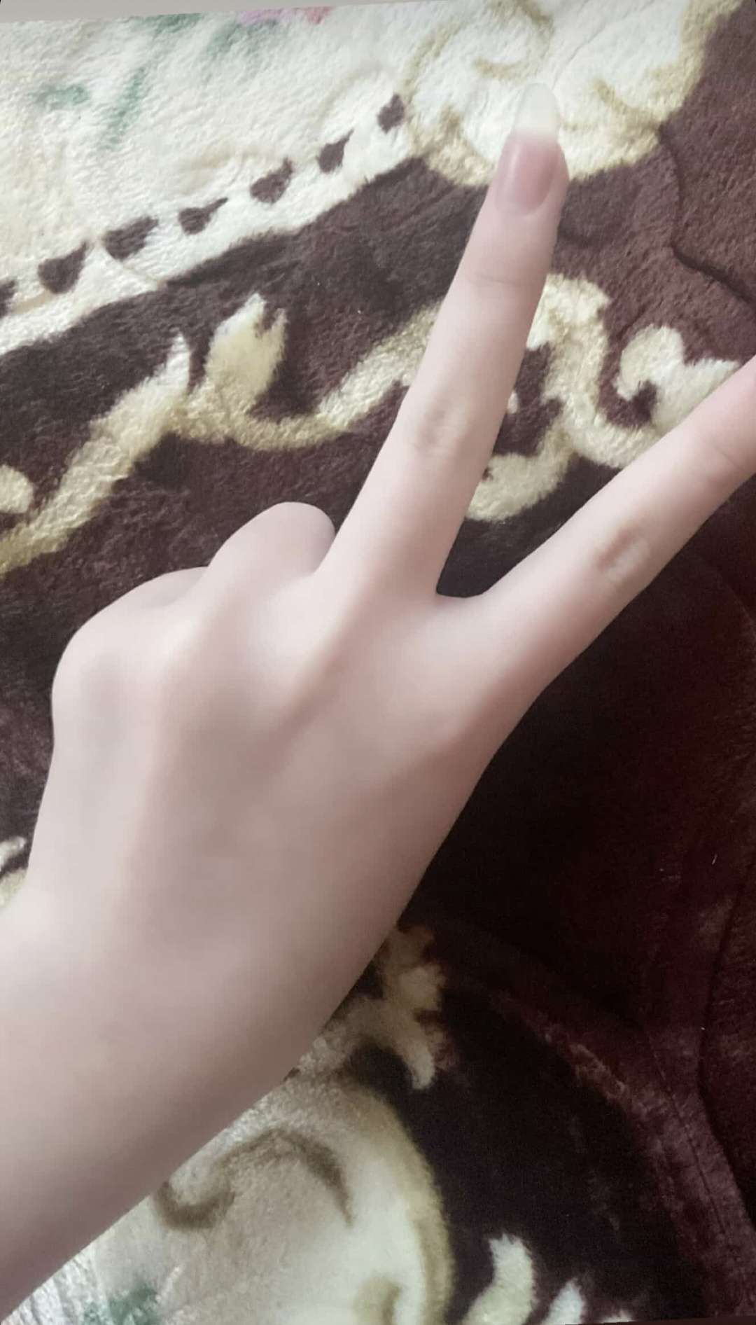ภาพมือชูสองนิ้ว